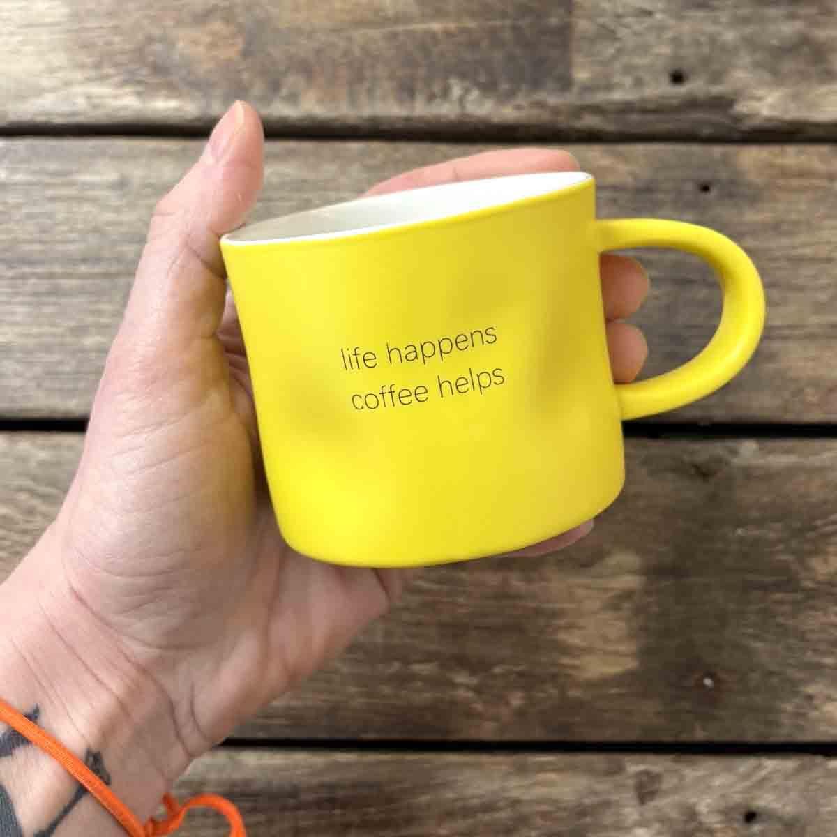 Life happens coffee helps, kopp porselen 7 cm (gul)