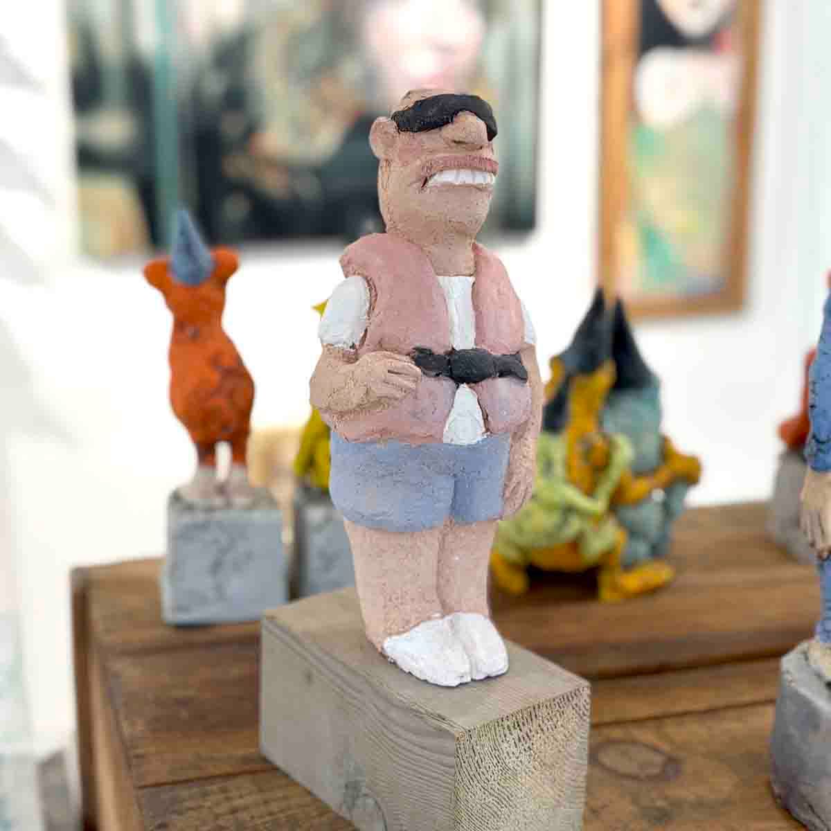 Georg, keramikk-skulptur på tresokkel 31 cm