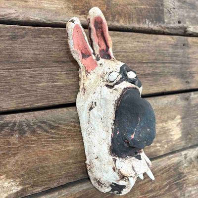 Fido storebror hund, skulptur vegg, keramikk 23 cm (hvit)