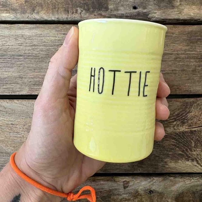 Hovedbilde Hottie, krus porselen 10 cm (lysegul)