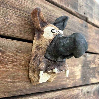 Liten hund Fido, skulptur vegg, keramikk (T-142)