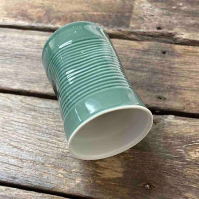 Digg rumpe, krus porselen 10 cm (mørk yade)