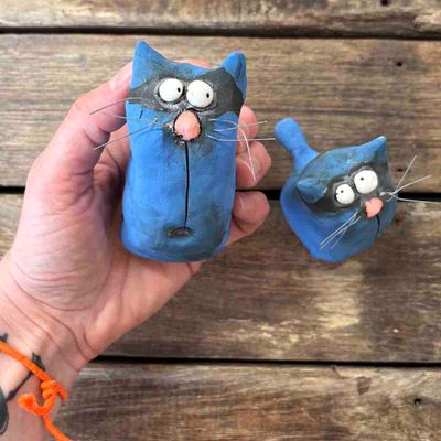 Blå banditt-katt, skulptur keramikk ca 9.5  cm