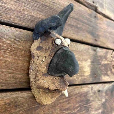 Liten hund Fido, skulptur vegg, keramikk (T-143)