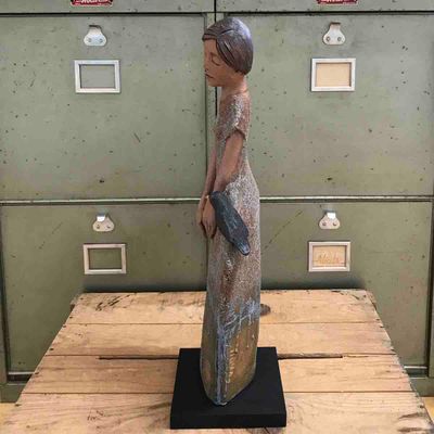Kvinne med liten sort fugl, skulptur keramikk 50 cm
